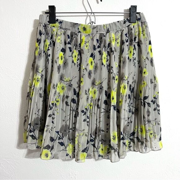 Old Navy Gray floral pleated elastic waist mini skirt, size small - Picture 3 of 7